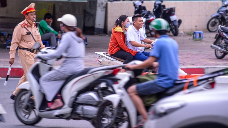 Xe máy vô tư đi ngược chiều trước mặt CSGT tại nút giao thông "nóng" Hà Nội